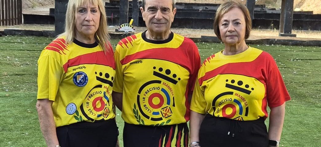 Imatge dels tres tiradors del Club Tir Precisió participants a la competició, d'esquerra a dreta, Mercè Mas, Josep Bertran i Anna M. Herrera.