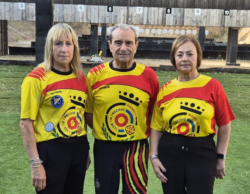 Imatge dels tres tiradors del Club Tir Precisió participants a la competició, d'esquerra a dreta, Mercè Mas, Josep Bertran i Anna M. Herrera.